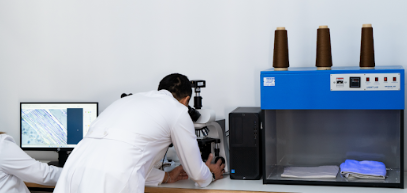 Dietro la qualità: il laboratorio di Cimmino Tessile assicura performance e affidabilità dei tessuti
